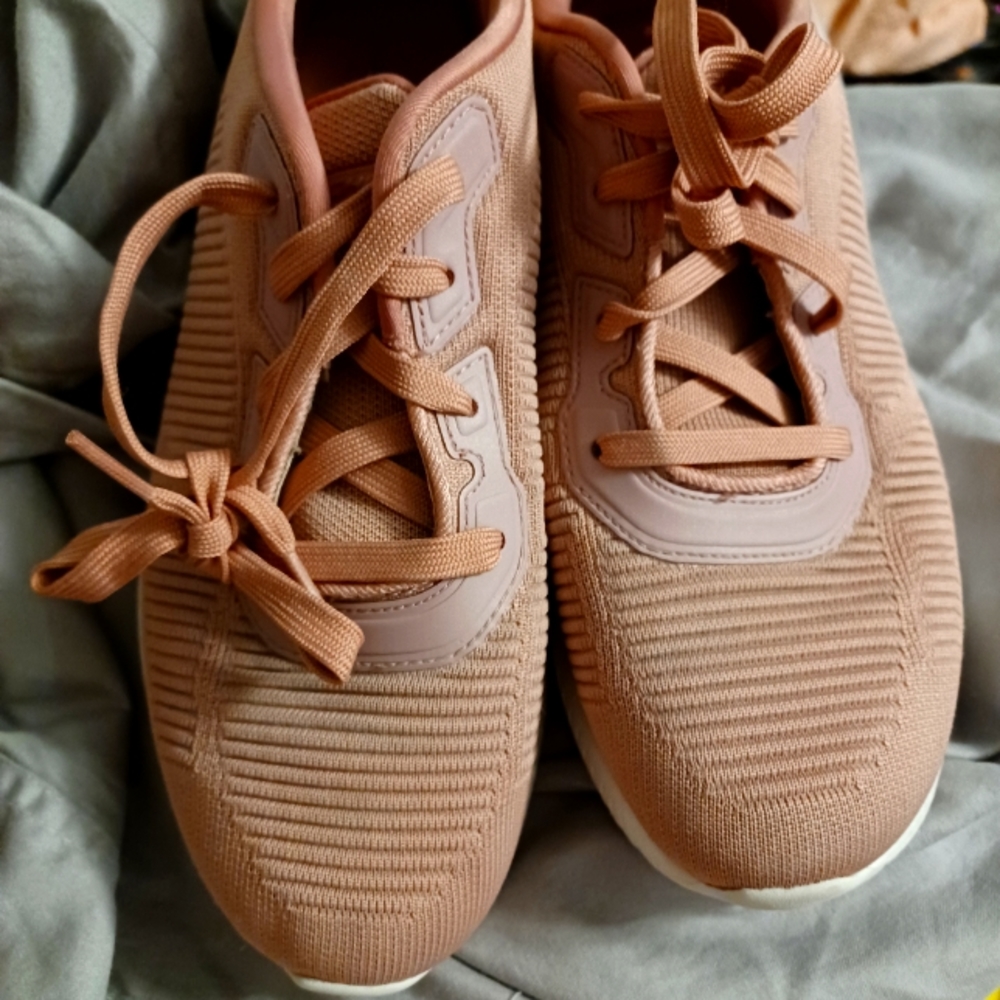 Tennis shoes